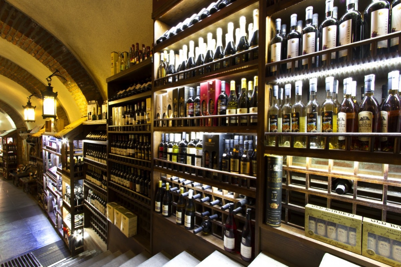 bar-STE ANASTASIE SUR ISSOLE-min_world_street_travel_shop_canon_georgia_wine_bottles-429767